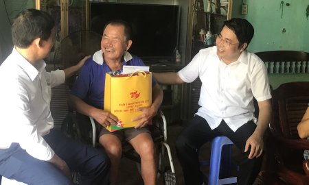Lãnh đạo huyện Yên Định và lãnh đạo xã Định Bình thăm hỏi, tặng quà cho các đối tượng người có công, nhân dịp kỉ niệm 75 nhăm ngày Thương binh liệt sỹ