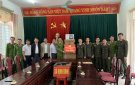 Lực lượng an ninh Công an xã Định Bình nhận quà động viên từ khối An ninh Công an tỉnh Thanh Hoá