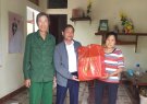 Hội nông dân xã Định Bình tặng quà cho gia đình khó khăn trong dịp tết Giáp Thìn năm 2024